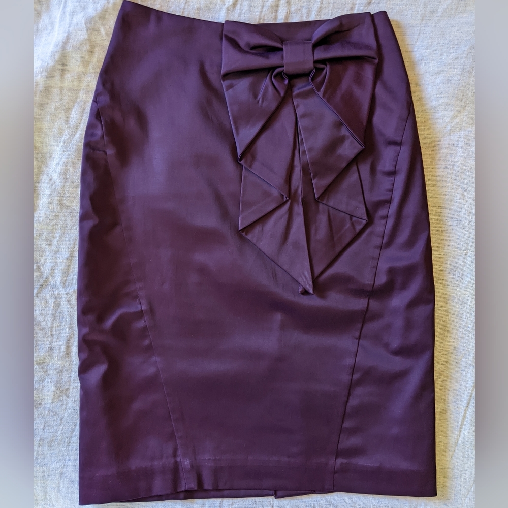 Royal purple pencil skirt H&M size 6 with pretty bow 💜